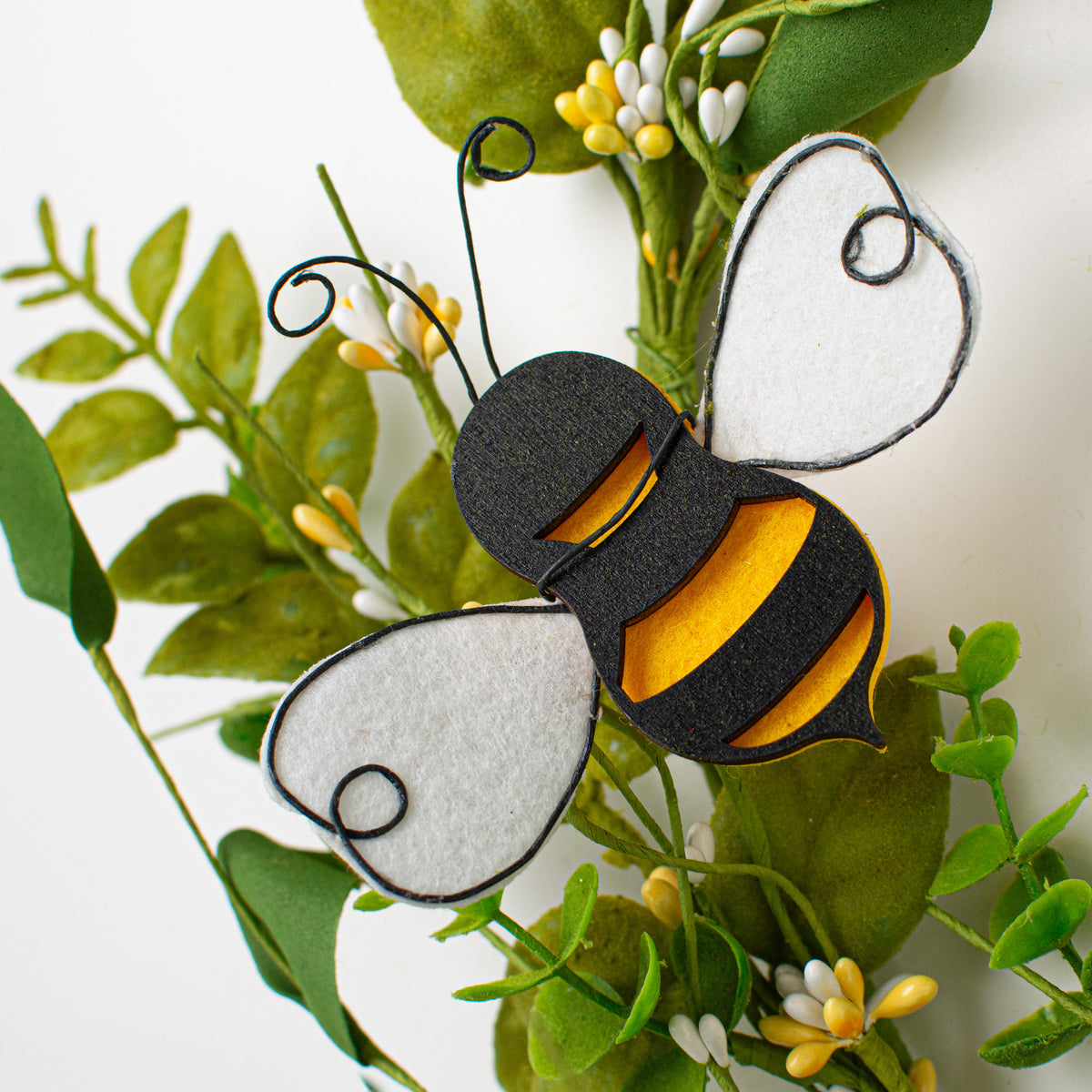 22â Bumblebee & Leaves Bee Hive Wreath detail photo 4