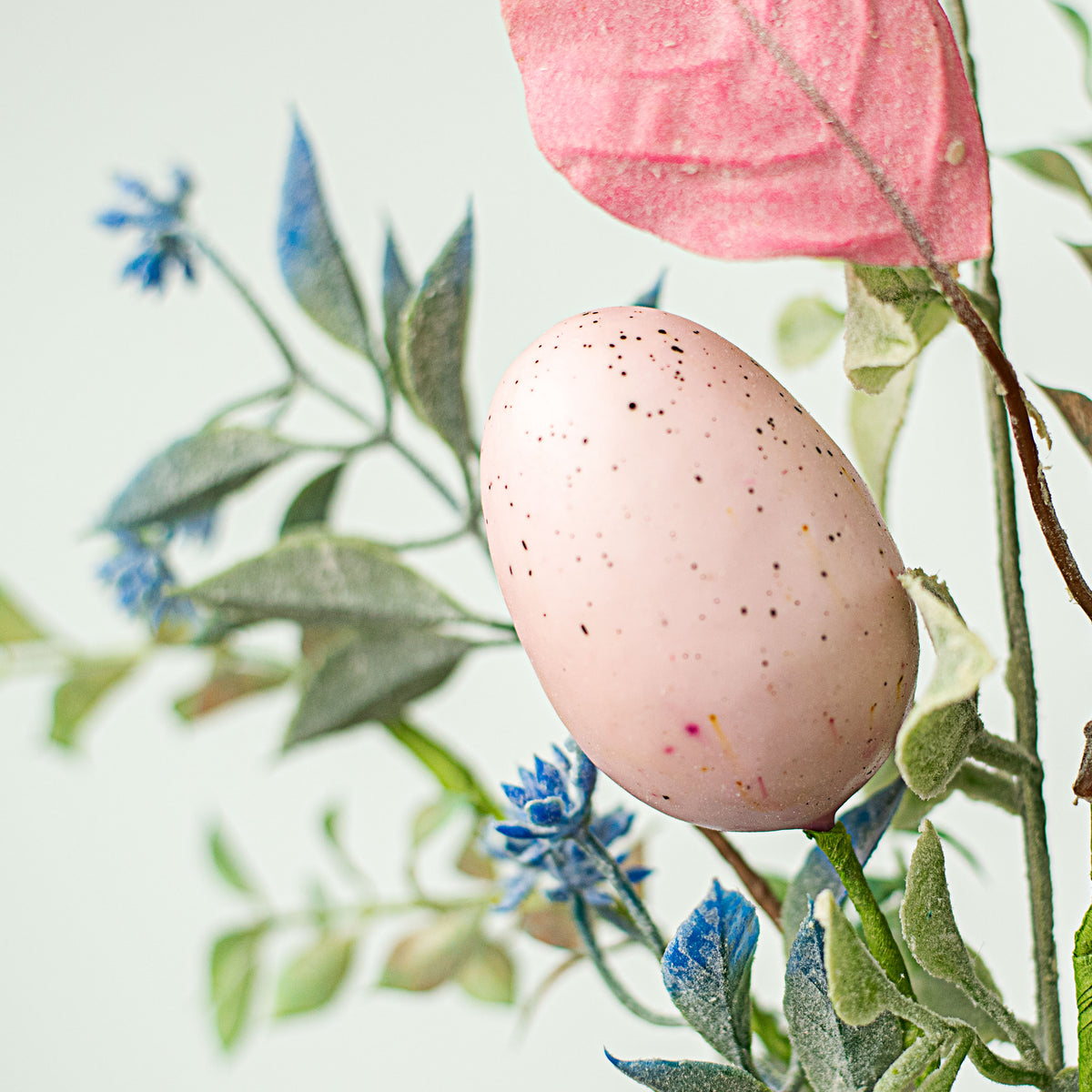 28" Egg Mixed Leaves Spray Lifestyle Photo