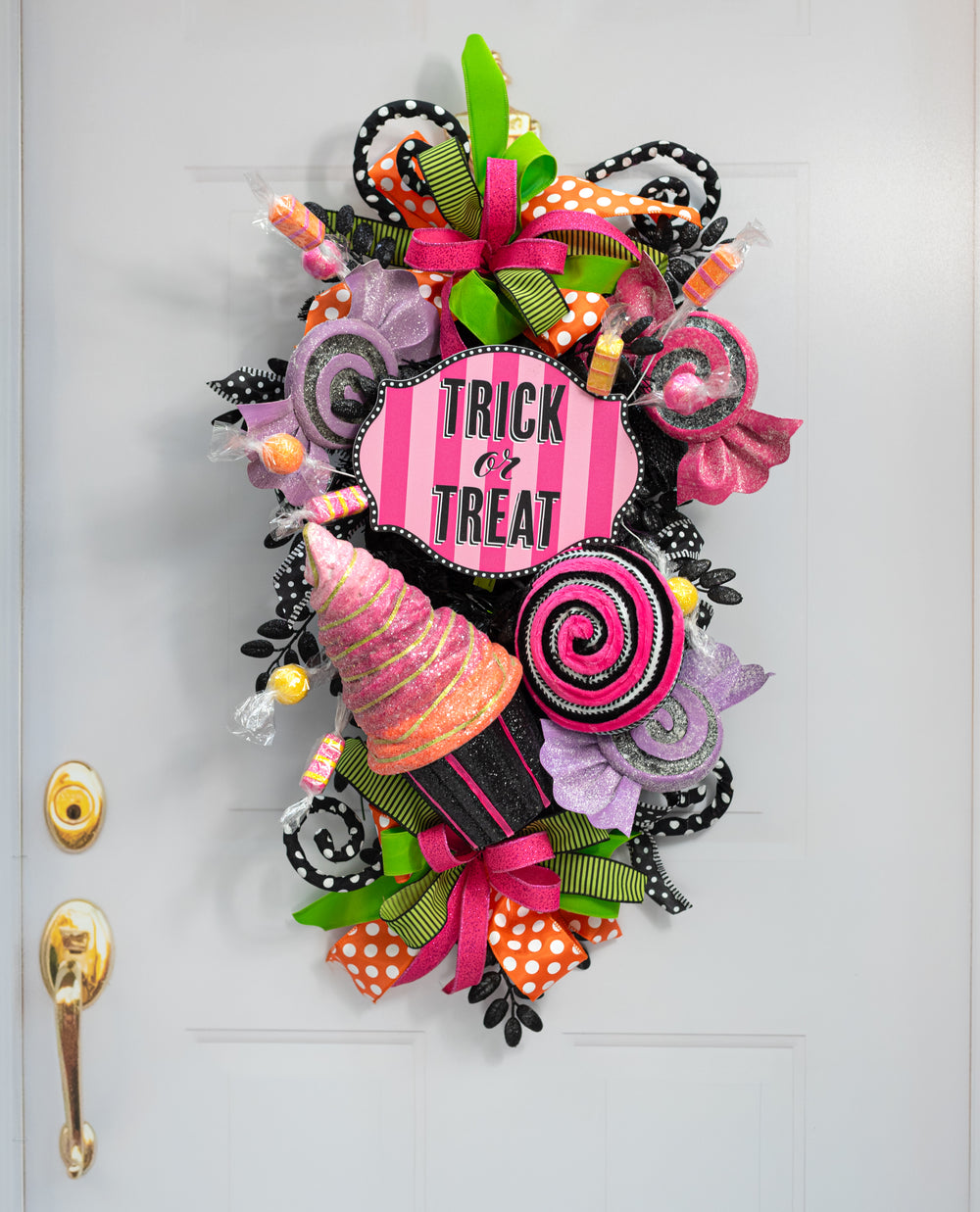 10" Waterproof Accent Sign: Scalloped Dots Pink Trick or Treat