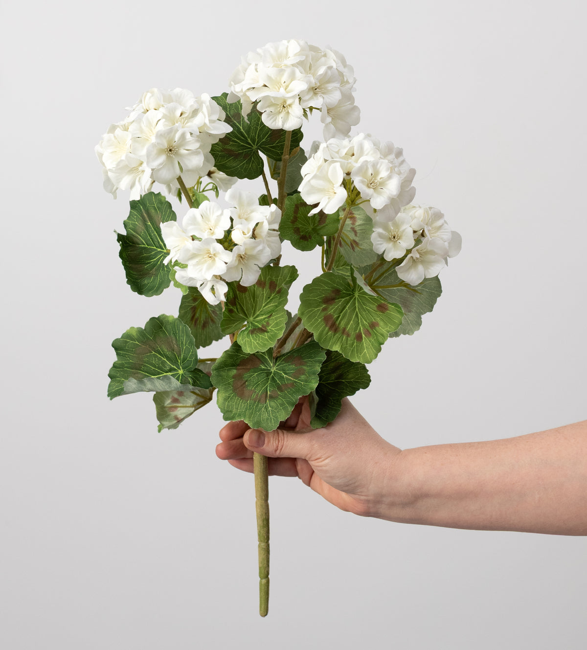 18" Artificial Geranium Bush: White (7 Stem)