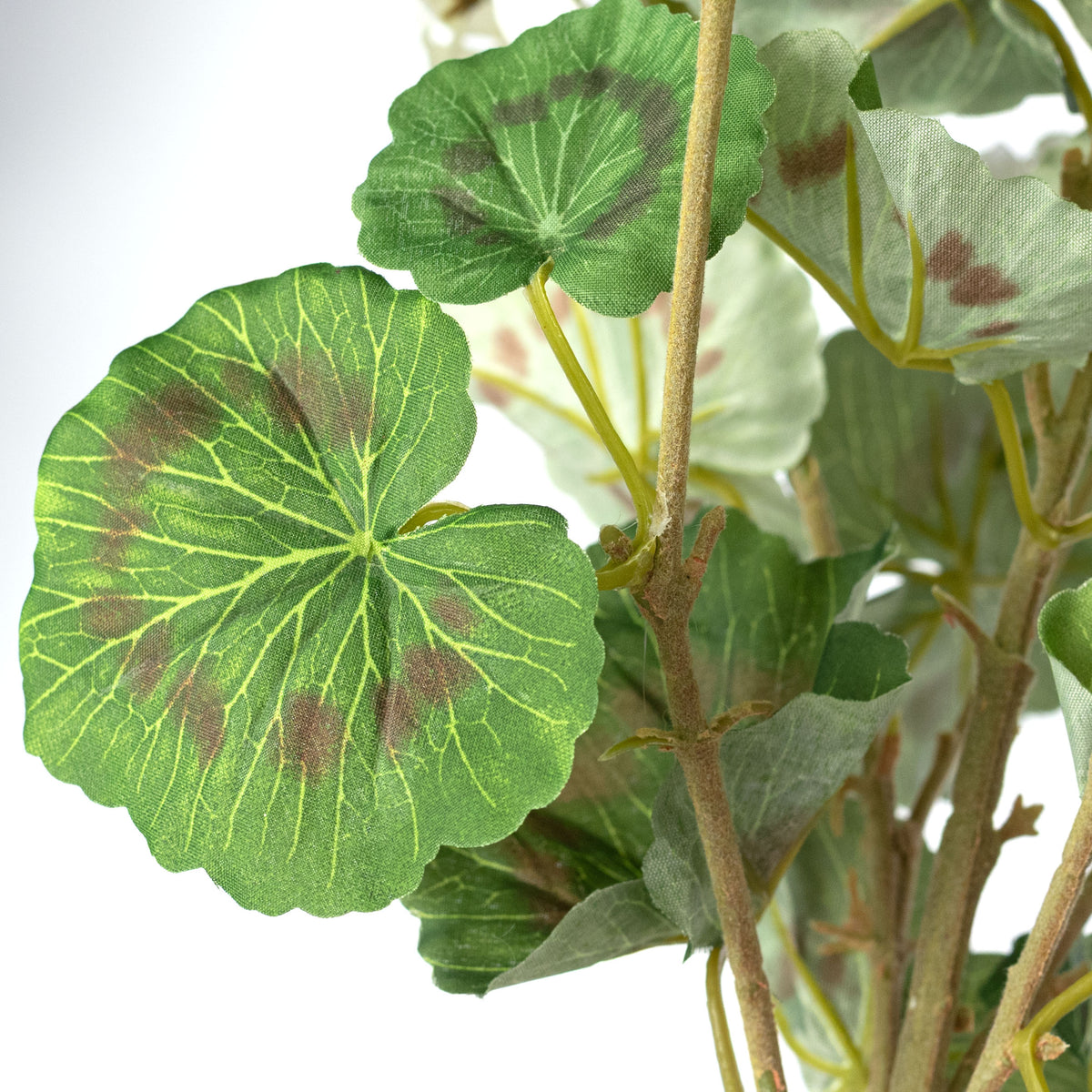 18" Artificial Geranium Bush: White (7 Stem)
