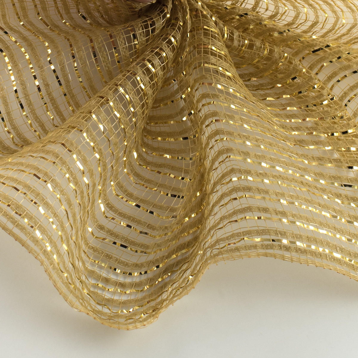 10" Metallic Breeze Mesh: Gold Lifestyle Photo