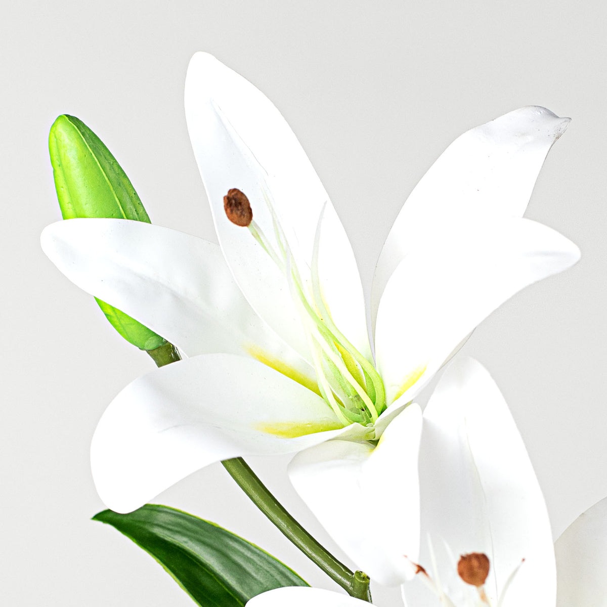24" Tiger Lily Spray Lifestyle Photo