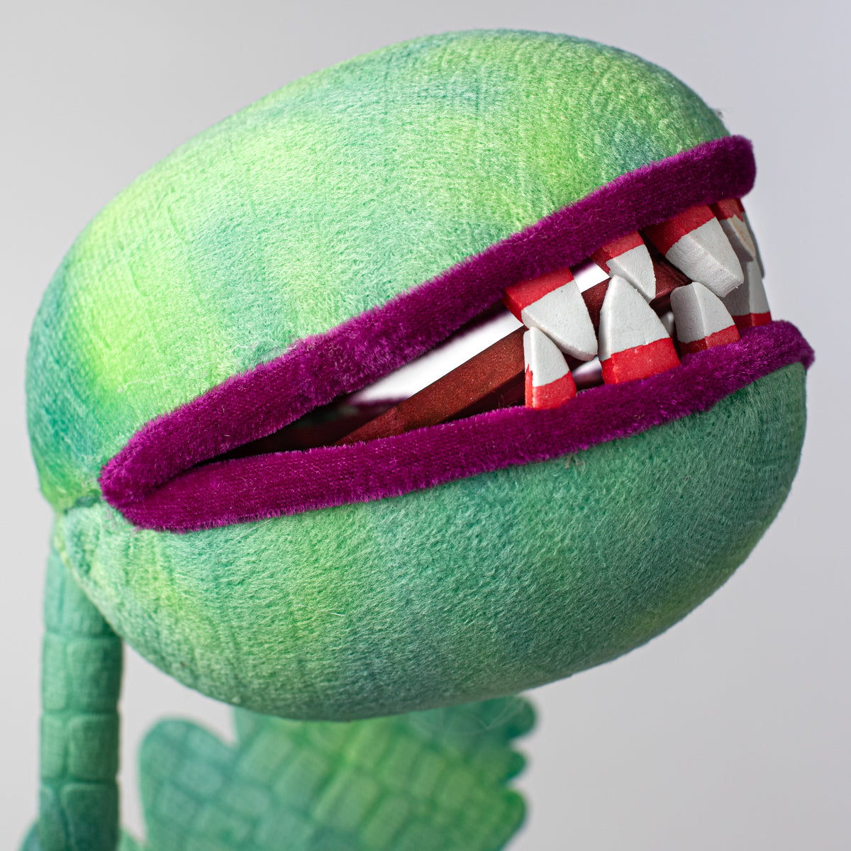 24" Venus Flytrap Mouth Pick (6") Lifestyle Photo