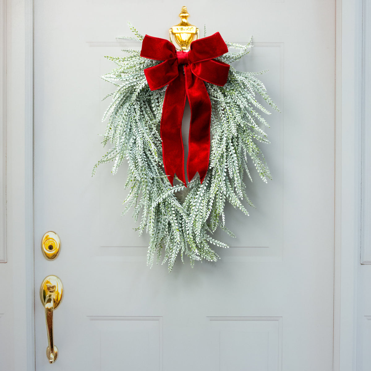 26" x 17" Draping Button Fern Wreath: White Wash detail photo 4