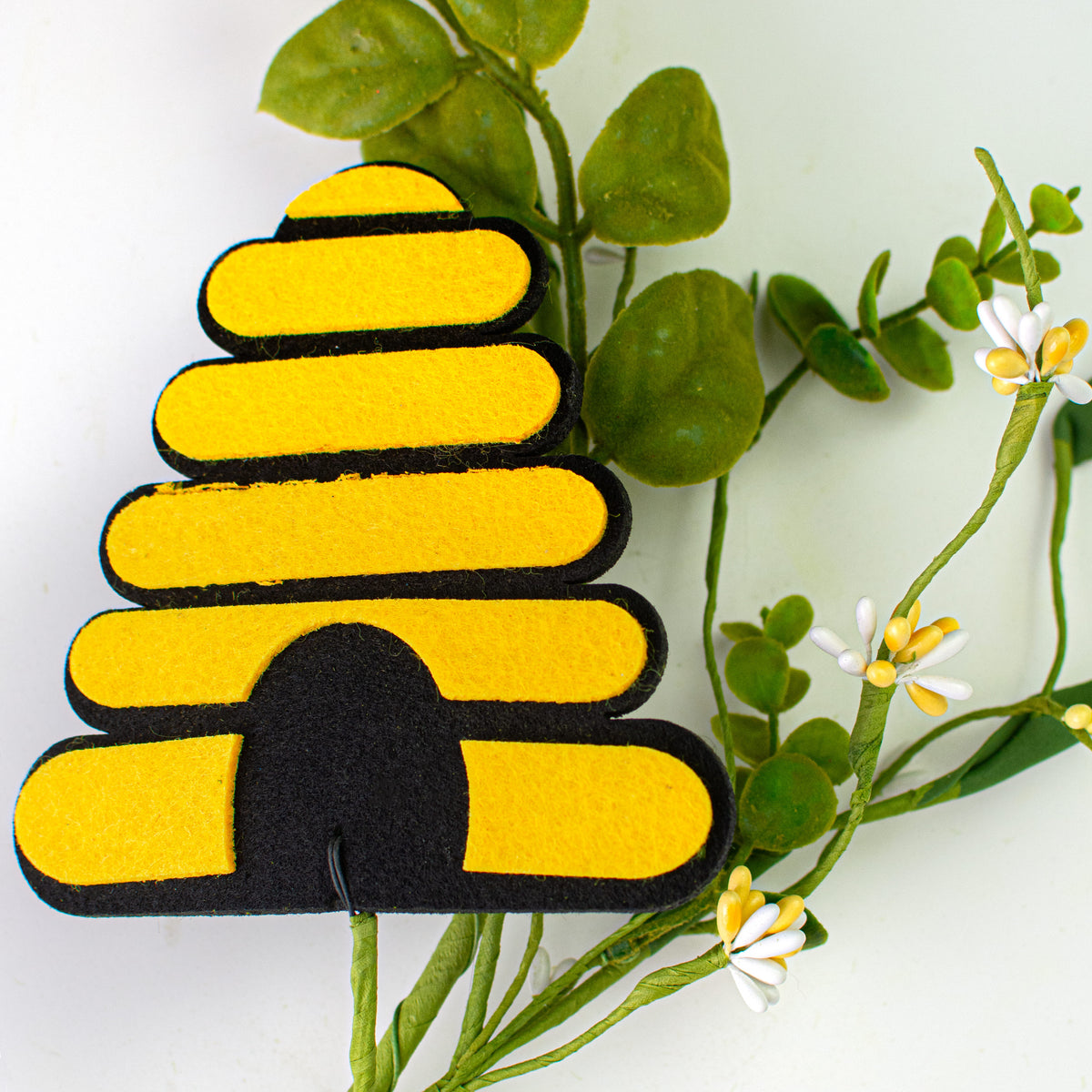 5' Bumblebee & Leaves Bee Hive Garland detail photo 5
