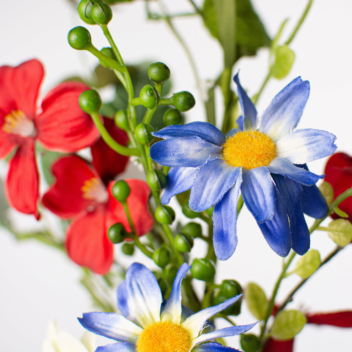 18" Dahlia Daisy Pick Lifestyle Photo