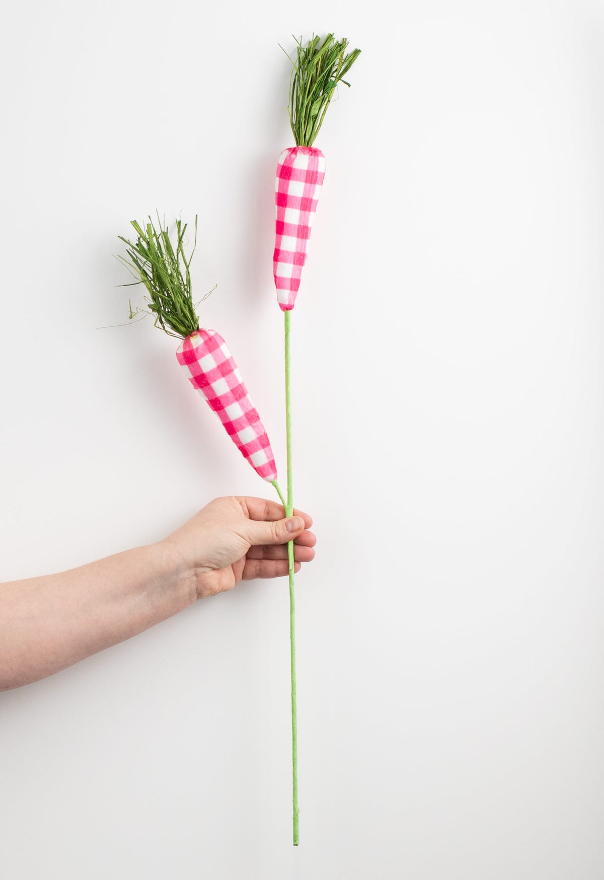 28" Gingham Carrot Spray: Fuchsia Pink detail photo 3