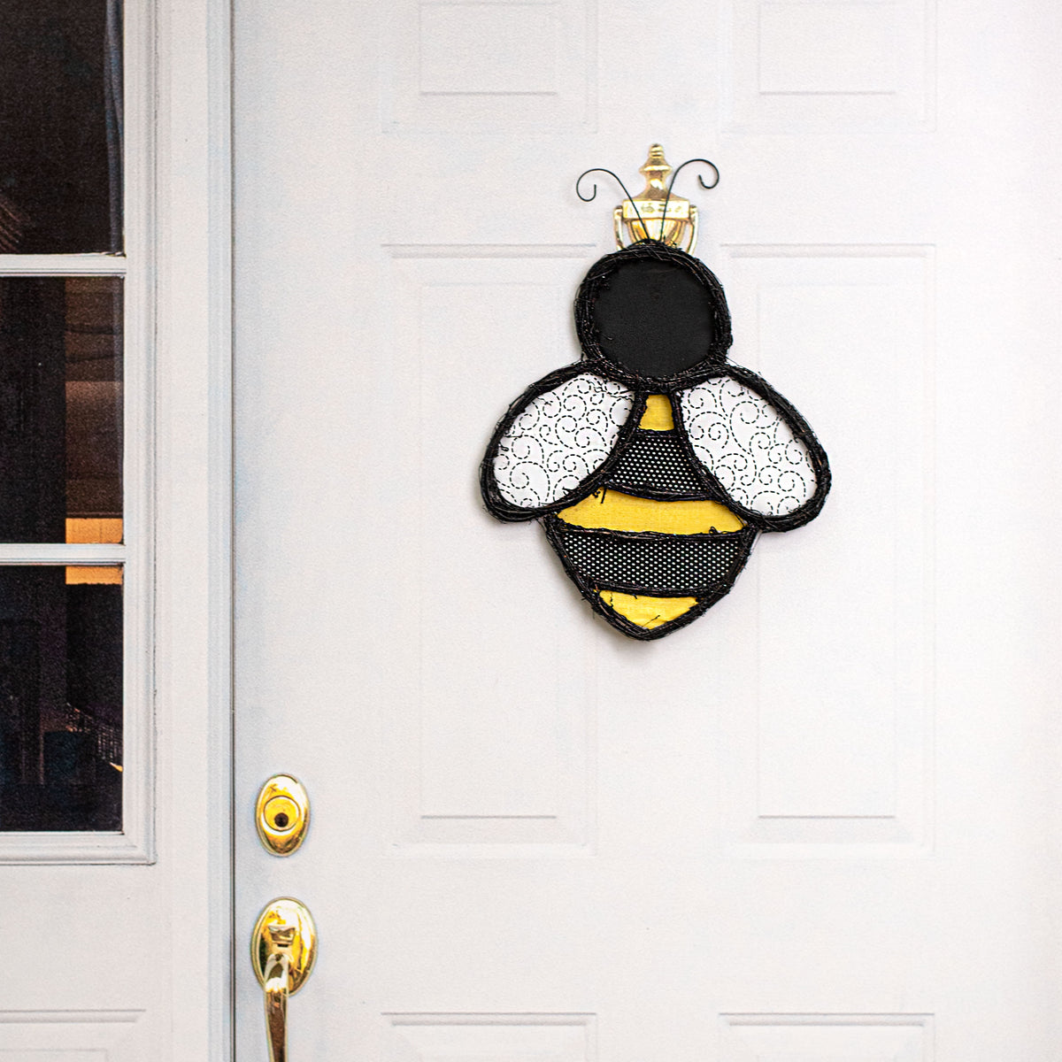 20" Grapevine Hanger: Swirl Bumble Bee Lifestyle Photo