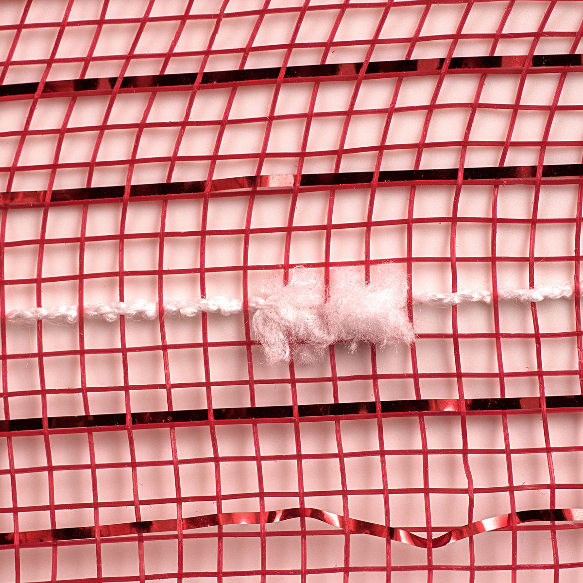 21" Metallic Snowball Deco Mesh: Red & White (10 Yards) detail photo 3