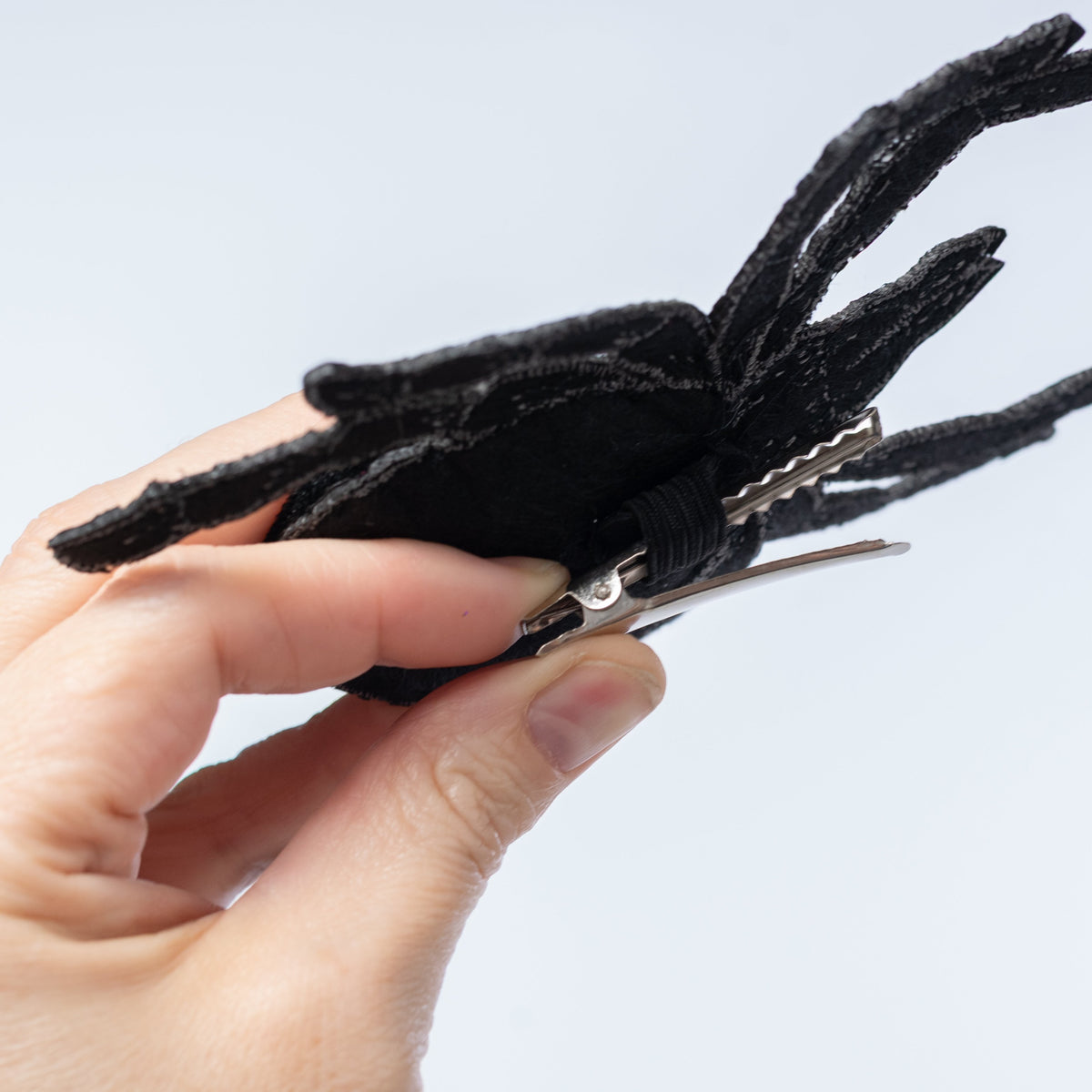 [D Stevens] 6" Embroidery Velvet Spider Clip: Black & Red detail photo 3
