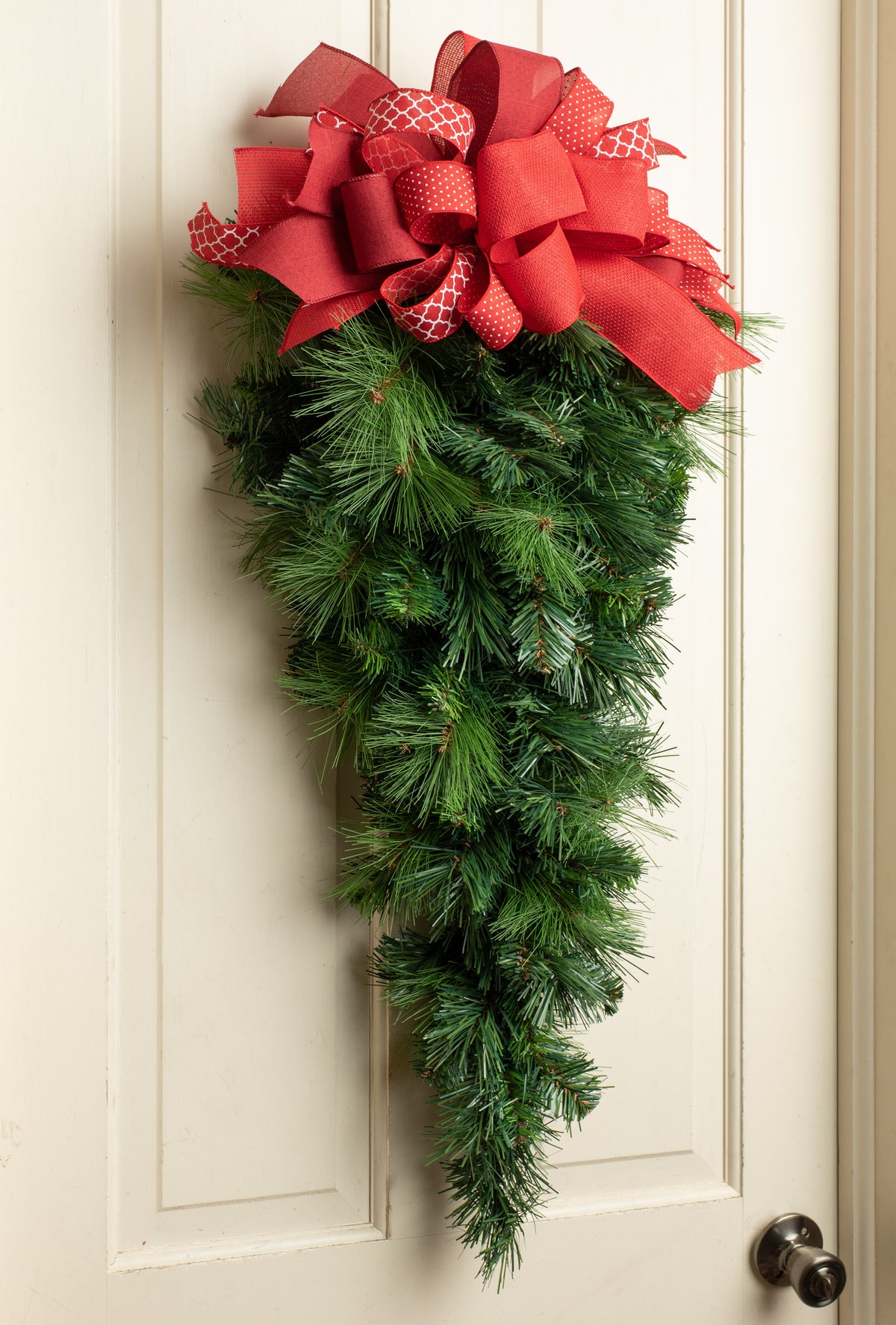 32" Vermont Pine Teardrop (100 Tips) Lifestyle Photo